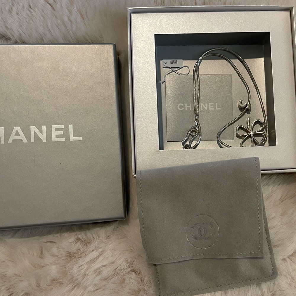 Like new Chanel 5 Lucky Clover necklace in Sterling Silver